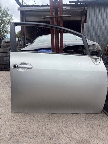 Toyota auris 5dr driver - auris, side