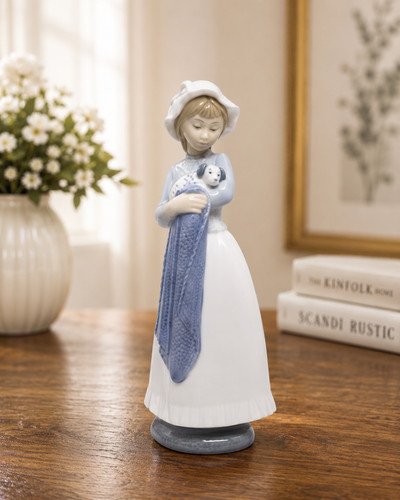 Nao lladro girl - girl, hat