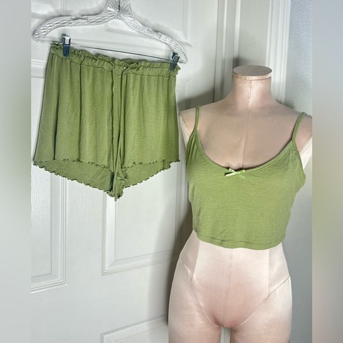 Lisa says gah green tank - gah,