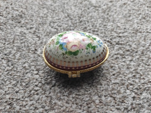Fine porcelain collectable - porcelain, egg