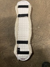 Lemieux Dressage Girth Sleeve Wool medium. Off White Fluff.
