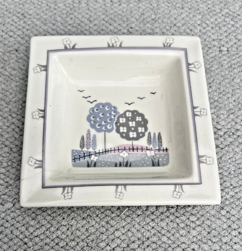 Pretty poole pottery - poole,