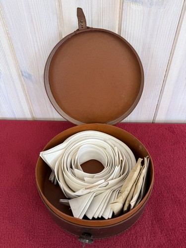 Vintage leather collar box - collar,