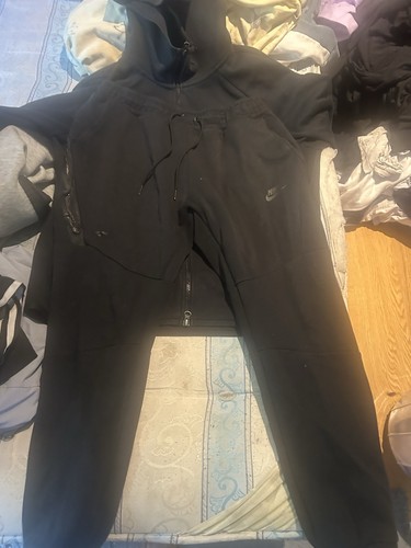Old season black tech fleece - season,