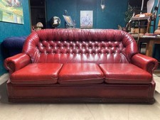 A FINE VINTAGE RED LEATHER COUNTRY HOUSE CHESTERFIELD SOFA