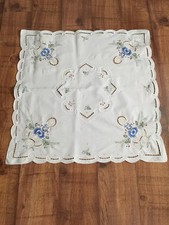 Christmas-themed embroidered table linen – 4-piece set