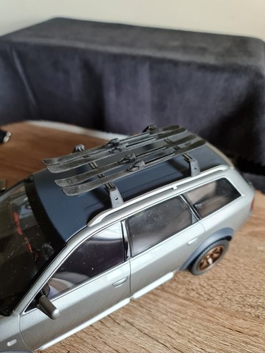 Ski racks and skis - 1/24,