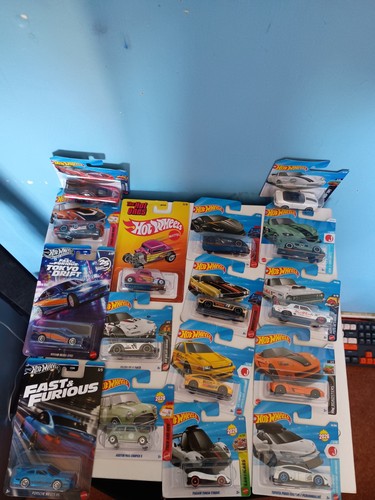Hot wheels x16 diecast - hot, 1:64