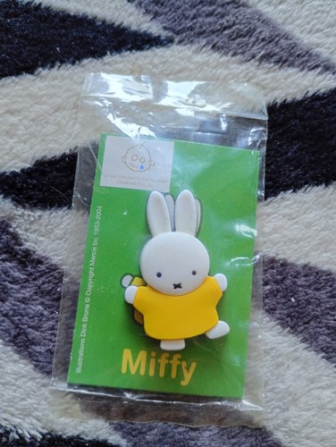 Miffy pin badge rubber - miffy, style