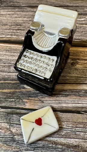 Vintage hinged porcelain - hinged,