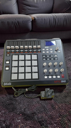Akai mpd32 usb midi pad - mpd32,