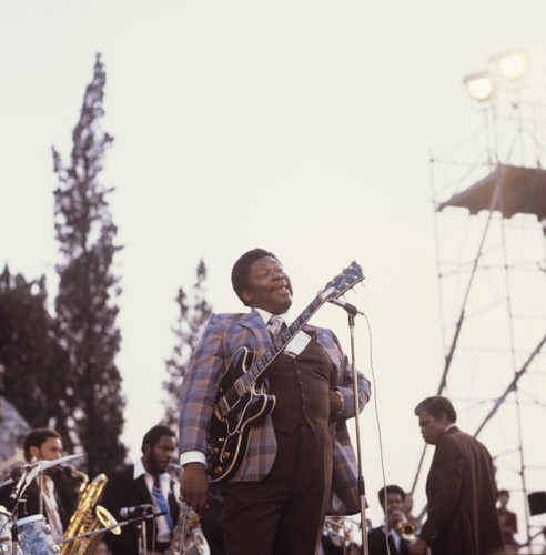 Singer king plays gibson - singer,
