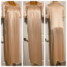 VTG 70's VASSARETTE SHIMMERY PEACH W/ EMBROIDEREY NYLON NIGHTGOWN SZ S-M