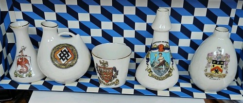 Pieces crested china - 5/, of