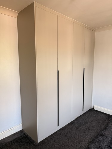 Built wardrobe with - wardrobe, mirrors