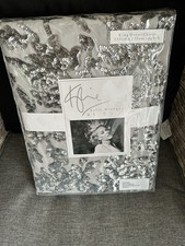 STUNNING KYLIE MINOGUE