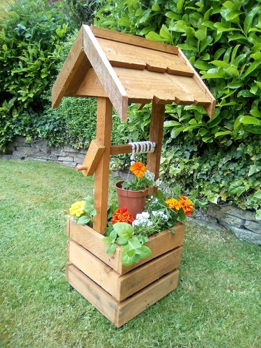Wishing well planter - well,