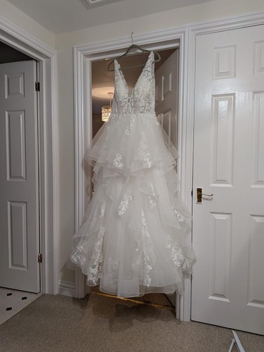 Never worn beautiful wedding - beautiful,