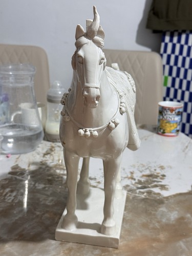 White horse figurine - white,