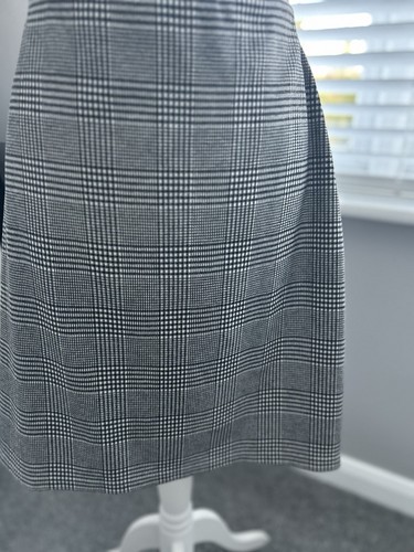 Ladies grey check skirt