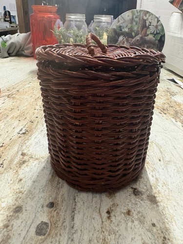 Lidded wicker toilet paper