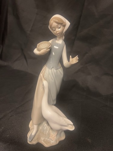 Lladro 1052 girl feeding - lladro,