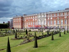 PHOTO  (4) HAMPTON COURT PALACE  ROYAL PALACE IN THE LONDON BOROUGH OF RICHMOND