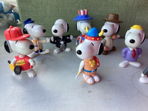 Snoopy world tour figures - tour,