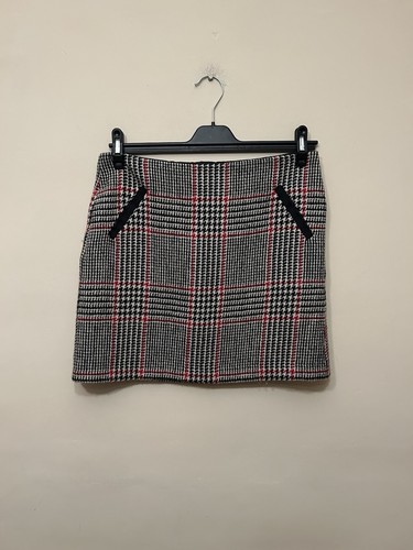 Black white red - black,