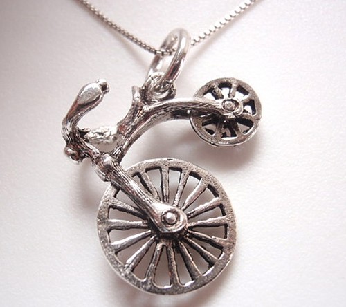 Old fashioned bicycle 925 - old,