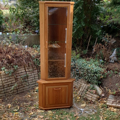 Illuminated corner display - corner,