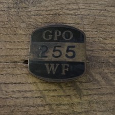 VINTAGE GPO POSTMAN ENAMEL BADGE No 255 CAP BADGE - 255