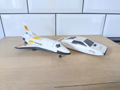 Corgi james bond moonraker - james, x2