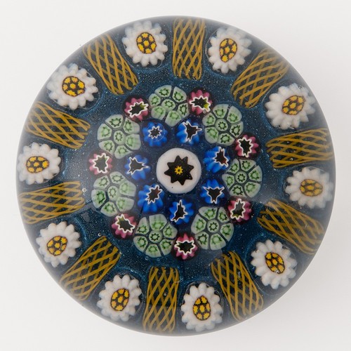 Paul ysart paperweight - paperweight, close