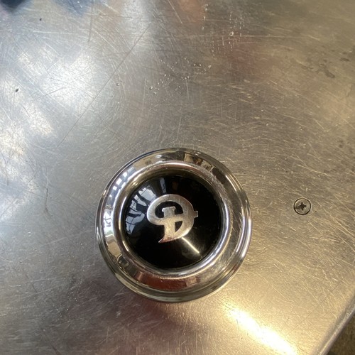 Daimler hubcap centres 3 - centres,