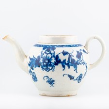 Antique English Porcelain Teapot Worcester Blue White Chinoiseries 18th Century