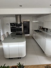 White Gloss Handleless Curved