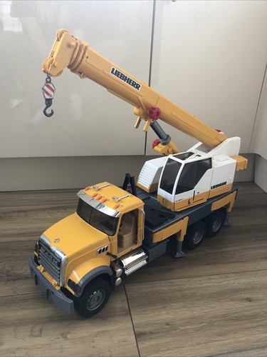 Bruder mack granite scale - mack, 1:16