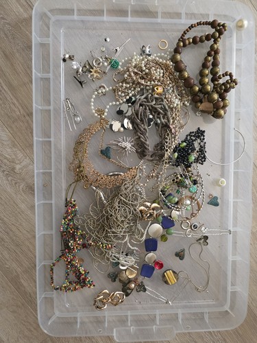 Broken jewellery bits and bobs - broken,