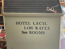 Spooky Hotel Cecil dolls house with VERY strange guests 1/12 horror Halloween