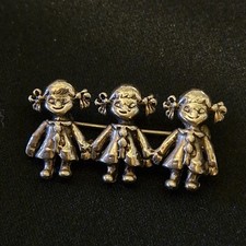 925 Silver Brooch Depicting A Row Of Three Little Girls With Pigtails