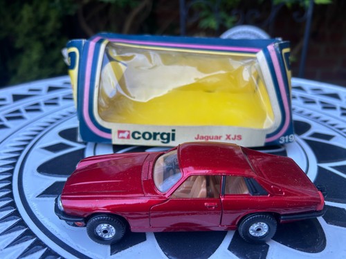 C33 corgi toys - corgi, red