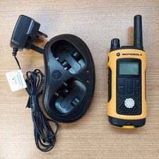 Motorola TLKR T80 Extreme Walkie-Talkie Two-Way Radio W/Charger READ DESCRIPTION