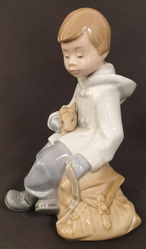 Nao lladro seated boy - lladro, in