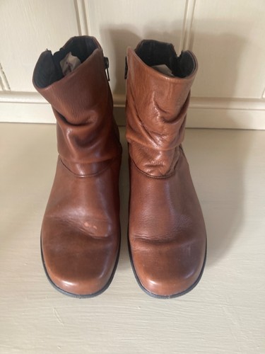 Ladies light brown whisper