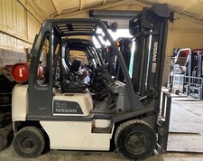 Nissan 2Tonne fork lift truck: 3.5mtr mast