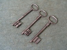 Three VINTAGE ANTIQUE keys.