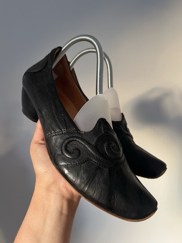 Think black leather pumps - think!,