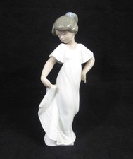 Vintage NAO by Lladro Figurine 'How Pretty' 01110 Boxed