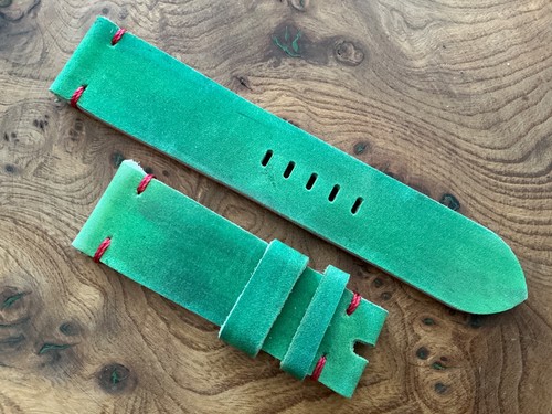 24/22mm distressed green hand